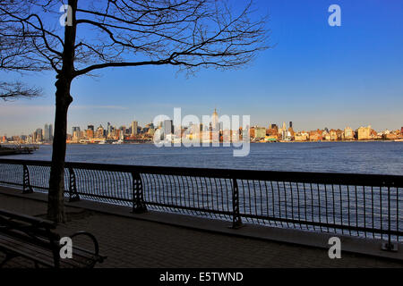 Blick auf New York City und Manhattan aus über den Hudson River in Hoboken, New Jersey Stockfoto