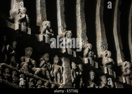 Maharashtra, Indien. 6. August 2014. Buddhistische Schnitzereien sind bei Ellora Höhlen in der Nähe von Aurangabad in Maharashtra, Indien, 6. August 2014 sehen. Die 34 Klöster und Tempel, erstreckt sich über mehr als 2 km wurden nebeneinander in die Wand eines hohen Basalt Felsen, unweit von Aurangabad in Maharashtra gegraben. Ellora, bringt seine ununterbrochene Abfolge von Denkmäler von A.D. 600 bis 1000, die Zivilisation des alten Indien zu leben. Nicht nur ist die komplexe Ellora eine einzigartige künstlerische Kreation und eine technologische Nutzung jedoch mit seinen Heiligtümern, Buddhismus, Hinduismus und Jain gewidmet Stockfoto