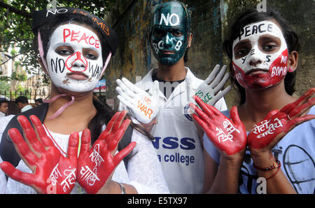 Mumbai. 6. August 2014. Indische Studenten mit aufgemalten Gesichtern teilnehmen an eine Friedenskundgebung auf der 69. Jahrestag des US-Atombombenabwurfs auf Hiroshima in Mumbai, Indien am 6. August 2014. Zur Beschleunigung der Kapitulation Japans in dem zweiten Weltkrieg fiel die US-Streitkräfte eine Atombombe auf Hiroshima am 6. August 1945, schätzungsweise 140.000 Menschen zu töten. © Stringer/Xinhua/Alamy Live News Bildnachweis: Xinhua/Alamy Live-Nachrichten Stockfoto