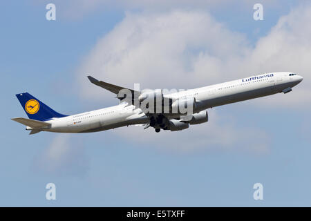 Lufthansa Airbus A340 abheben Stockfoto