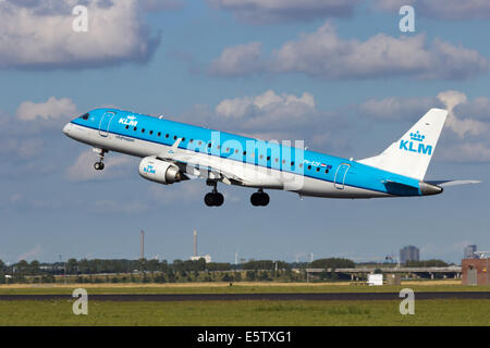 KLM Embraer ERJ-190 dem Start vom Flughafen Schiphol Stockfoto