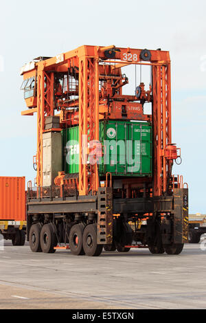 Mobile Container Spreader in Aktion auf einem Containerterminal in Rotterdam. Stockfoto