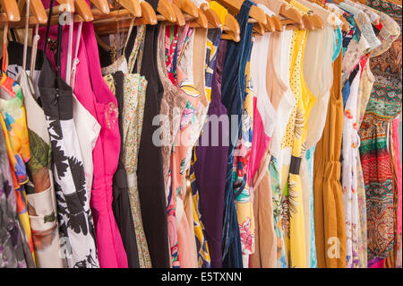 Vielzahl von bunten Sommer Damenmode hängen auf der Schiene im Modegeschäft Stockfoto