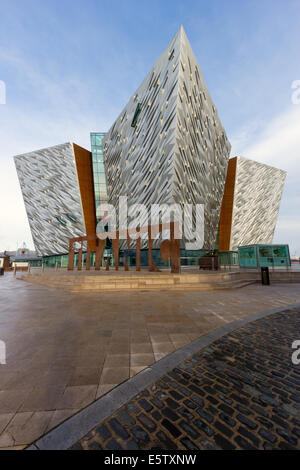 Die Titanic Besucherattraktion und ein Denkmal in Belfast, Nordirland. Stockfoto