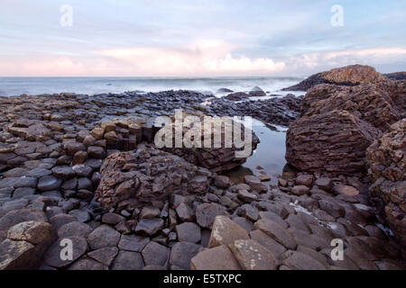 Sonnenaufgang auf dem Giants Causeway, Nordirland Stockfoto