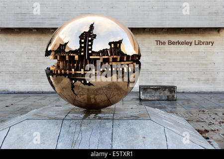 Abstrakten sphärischen Metallskulptur auf einen Innenhof des Trinity College in Dublin, Irland. Stockfoto