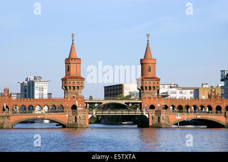 Oberbaumbrücke über die Spree in Berlin, Deutschland Stockfoto