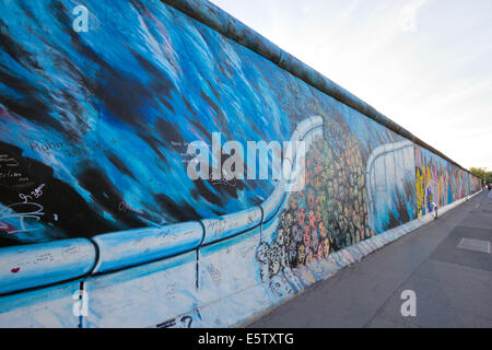 Fragment von der East Side Gallery in Berlin. Es ist ein 1,3 km langer Teil der original Berliner Mauer. Stockfoto