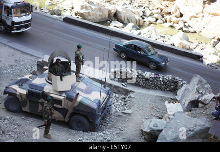 Kabul, Afghanistan. 6. August 2014. Afghan National Army Soldaten halten Wache an einem Kontrollpunkt am Stadtrand von Kabul, Afghanistan, 6. August 2014. Zwei Insider-Angriffe, die vermutlich von Taliban-Kämpfer gegen Sicherheitskräfte in Afghanistan organisiert haben mindestens acht Todesopfern unter anderem sieben afghanische Polizisten und ein zwei-Sterne US-Offizier in den letzten zwei Tagen. Bildnachweis: Ahmad Massoud/Xinhua/Alamy Live-Nachrichten Stockfoto