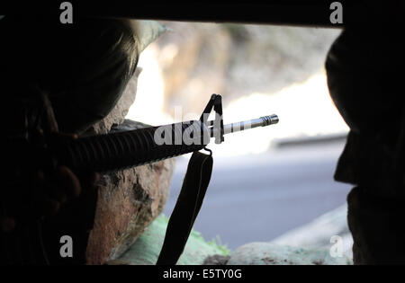 Kabul, Afghanistan. 6. August 2014. Ein Afghan National Army Soldat wacht an einem Kontrollpunkt am Stadtrand von Kabul, Afghanistan, 6. August 2014. Zwei Insider-Angriffe, die vermutlich von Taliban-Kämpfer gegen Sicherheitskräfte in Afghanistan organisiert haben mindestens acht Todesopfern unter anderem sieben afghanische Polizisten und ein zwei-Sterne US-Offizier in den letzten zwei Tagen. Bildnachweis: Ahmad Massoud/Xinhua/Alamy Live-Nachrichten Stockfoto