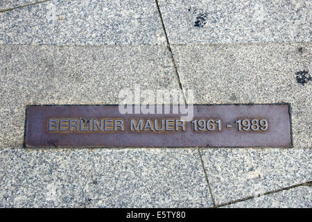 die Plakette auf dem Boden, wo bis 1989 die Berliner Mauer stand. Stockfoto