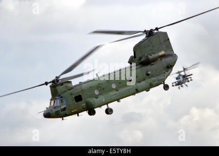 Niederländische Luftwaffe CH-47 Chinook und AH-64 Apache eine Anzeige an die königlichen Niederlande-Kundentage durchführen. Stockfoto