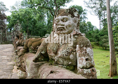 Statuen in einem der Ruinen von Angkor Wat-Komplex. Kambodscha Stockfoto