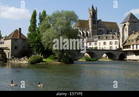 Der Fluss Stadt Moret Sur Loing in Ile de France Stockfoto