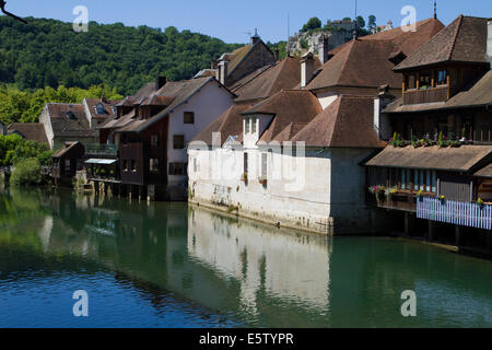 Der Fluss Ornans entlang der Loue, im Doubs Jura in der Region Franche-Comté Stockfoto