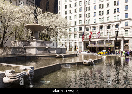 Pulitzer-Brunnen und Plaza Hotel Eingang, Grand Army Plaza, NYC, USA Stockfoto