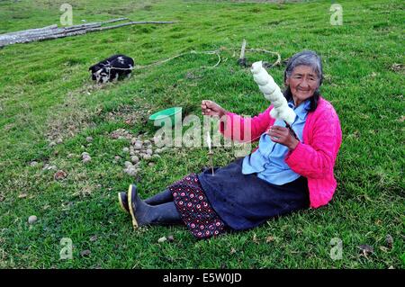 Wolle in Cruzpata - CHACHAPOYAS Spinnen. Abteilung von Amazonas. Peru Stockfoto