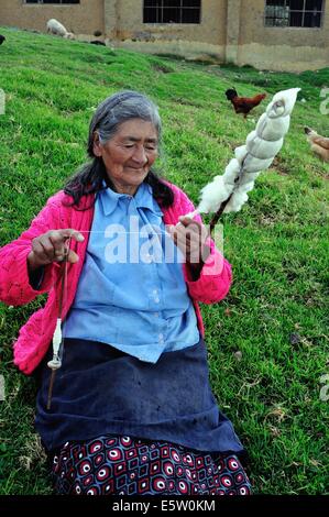 Wolle in Cruzpata - CHACHAPOYAS Spinnen. Abteilung von Amazonas. Peru Stockfoto