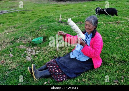 Wolle in Cruzpata - CHACHAPOYAS Spinnen. Abteilung von Amazonas. Peru Stockfoto