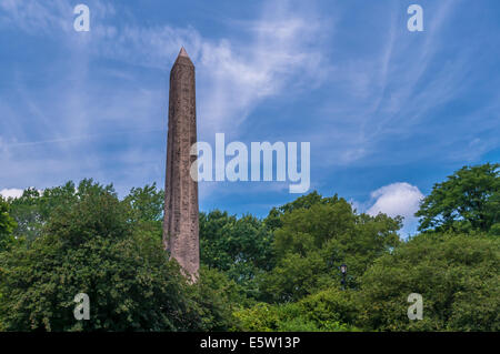 Der ägyptische Obelisk vor blauem Himmel mit Wolkenfetzen im New Yorker Central Park. Stockfoto