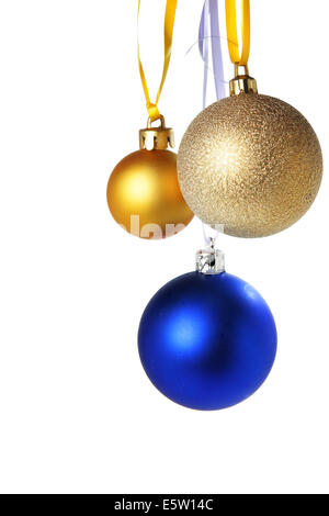 Drei bunte Weihnachtskugeln isoliert auf weißem Hintergrund Stockfoto