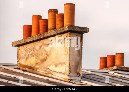 Eine Nahaufnahme von Dach Top Schornstein in Paris Frankreich. Stockfoto