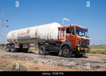 Flüssiges Propangas Tanker-LKW, im Besitz von Indian Oil, auf der Straße. Stockfoto