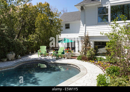 Vorstadt-Showcase-Haus mit Privatpool, USA Stockfoto