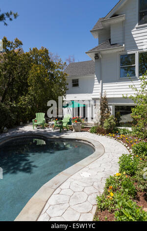 Vorstadt-Showcase-Haus mit Privatpool, USA Stockfoto