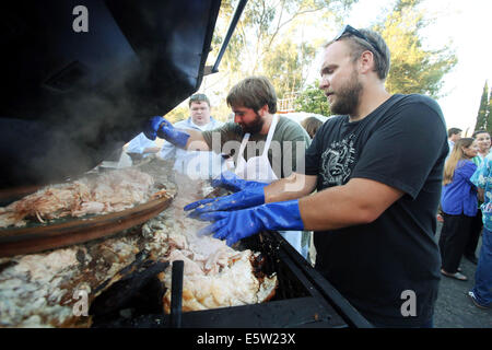 Santa Barbara County, Kalifornien, USA. 1. August 2014. Komiker WES VAN HORN, links und sieht als NICHOLAS PIHAKIS von Jim 'N Nicks Bar-B-Q, Center und RYAN PHARR, Recht, 4505 Fleischsorten in San Francisco, Kochen Sie ein Schwein für ein Winzer Dinner in der Feier des 10. Jahrestages des Films '' Sideways'' bei Rancho la Cuna auf 1. August 2014 in Santa Barbara County, Kalifornien. Aufs ganze, JNN Fischfarmen, wurde eingeflogen, Bbqed für das Abendessen aus Alabama von Nick Pihakis und Nicolas Pihakis von Jim 'N Nicks Bar-B-Q. © Krista Kennell/ZUMA Draht/Alamy Live-Nachrichten Stockfoto