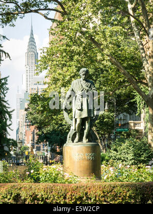 Gramercy Park mit dem Chrysler Building im Hintergrund, NYC Stockfoto