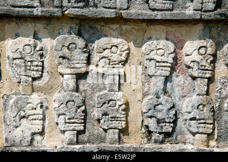 Basrelief Schädel Plattform der Schädel Chichen Itza Yucatan Mexiko Stockfoto