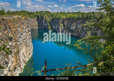 See in alten Porphyr Steinbruch Carrière De Cosyns, jetzt ein Tauchplatz in Belgien, Lessines / Lessen, Hennegau, Belgien Stockfoto