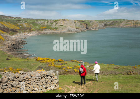 Großbritannien, Wales, Swansea, Gower, Rhossili, zwei ältere Wanderer über der Bucht von Herbst Stockfoto