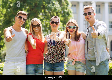 Gruppe von lächelnden Freunde zeigen, Daumen nach oben Stockfoto