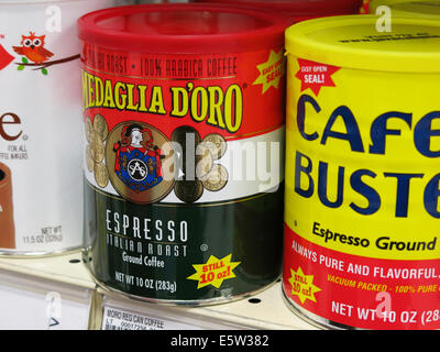 Kaffee-Aisle, Smiths Lebensmittelgeschäft in Great Falls, Montana, USA Stockfoto