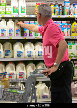 Reifer Mann Geschäfte für Milch, Molkerei Gang, Smiths Lebensmittelgeschäft in Great Falls, Montana, USA Stockfoto