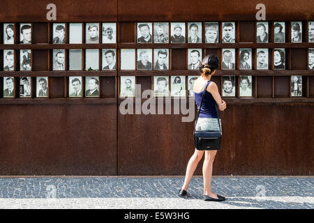 Frau betrachten Fotos der Opfer von Flucht versucht über Berliner Mauer, Bernauer Straße Memorial Park in Berlin Deutschland Stockfoto