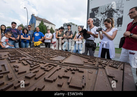 Tour Gruppe Studien Route der Berliner Mauer vom Modell zur Gedenkstätte an der Bernauer Straße in Berlin-Deutschland Stockfoto