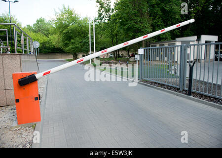 Fahrzeug Sicherheitsbarriere - Eingang zum Parkplatz Stockfoto