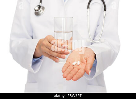 Nahaufnahme des Arztes mit Pillen und Wasser Stockfoto