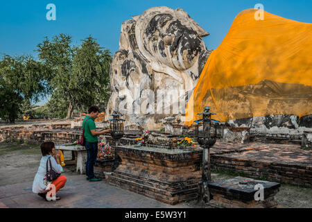 Bangkok, Thailand - 29. Dezember 2013: Menschen beten zu riesigen liegenden Buddha-Statue im Wat Lokayasutharam in Bangkok, Thailand am 29. Dezember 2013 Stockfoto