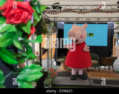 Welly-booted Peppa Pig im Dig the City Deansgate, einem jährlichen Urban Gardening Festival, das vom Business Improvement District in Manchester veranstaltet wird – BID Garden verwandelt das Stadtzentrum von Manchester mit einem anthropomorphen weiblichen Schweinestall-Cartoon-Star. Stockfoto