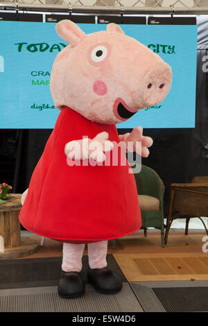 Welly-booted Peppa Pig im Dig the City Deansgate, einem jährlichen Urban Gardening Festival, das vom Business Improvement District in Manchester veranstaltet wird – BID Garden verwandelt das Stadtzentrum von Manchester mit einem anthropomorphen weiblichen Schweinestall-Cartoon-Star. Stockfoto