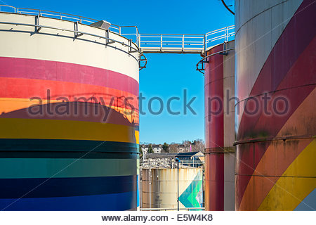 Blick auf den industriellen chemischen Lagertanks und Mehrwertsteuer