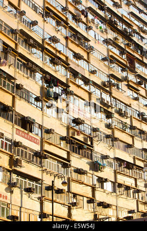 Soulless im Sonnenlicht. Hohes Apartmentgebäude auf der Kings Road, Fortress Hill, Hong Kong. Stockfoto