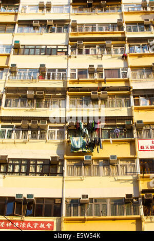 Soulless Apartment Block auf der Kings Road, Fortress Hill, Hong Kong. Stockfoto