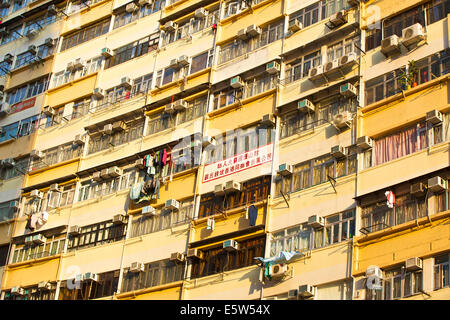 Düster Vintage Hochhaus auf der Kings Road, Hong Kong. Stockfoto