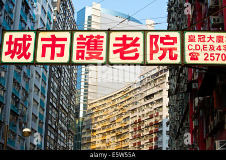 Hong Kong Hochhäuser auf der Kings Road, Fortress Hill, Hong Kong. Stockfoto