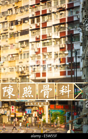 High Rise Apartment Gebäude auf der Kings Road, Fortress Hill, Hong Kong. Stockfoto